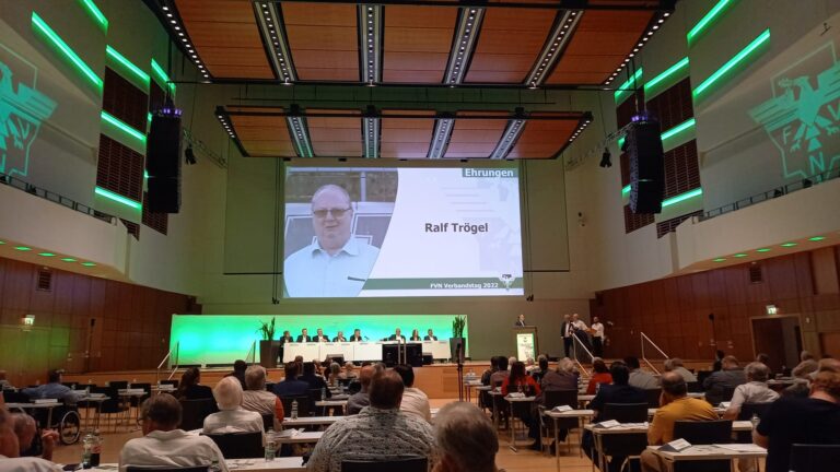 Goldene Ehrennadel für FCR-Schatzmeister Trögel