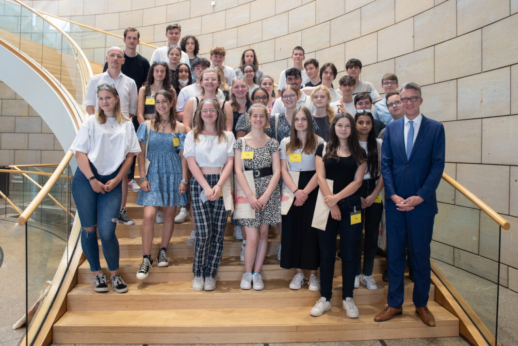 Die SoWi-Kurse der Sophie-Scholl-Gesamtschule aus Remscheid besuchte Sven Wolf im Landtag NRW. Foto: Danielle Behmenburg