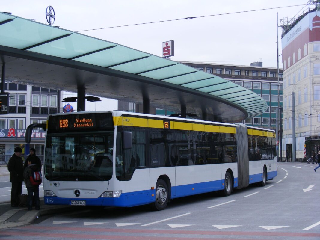 Die roten Streifen am Busbahnhof Graf-Wilhelm-Platz in Solingen werden entfernt, sie sorgten nur für Verwirrung. Foto: Felix O, CC BY-SA 2.0 , via Wikimedia Commons