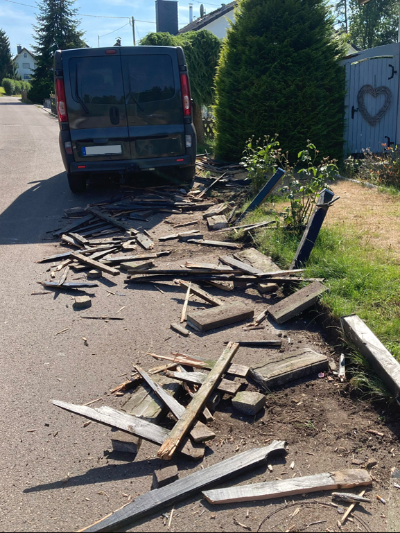 Gut 20 Meter Gartenzaun hat der volltrunkene Fahrer zerstört. Foto: Polizei Oberberg