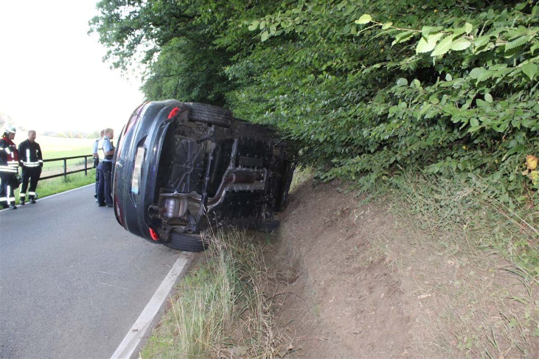 Überschlagener Pkw nach Sekundenschlaf des Fahrers. Foto: Polizei RheinBerg