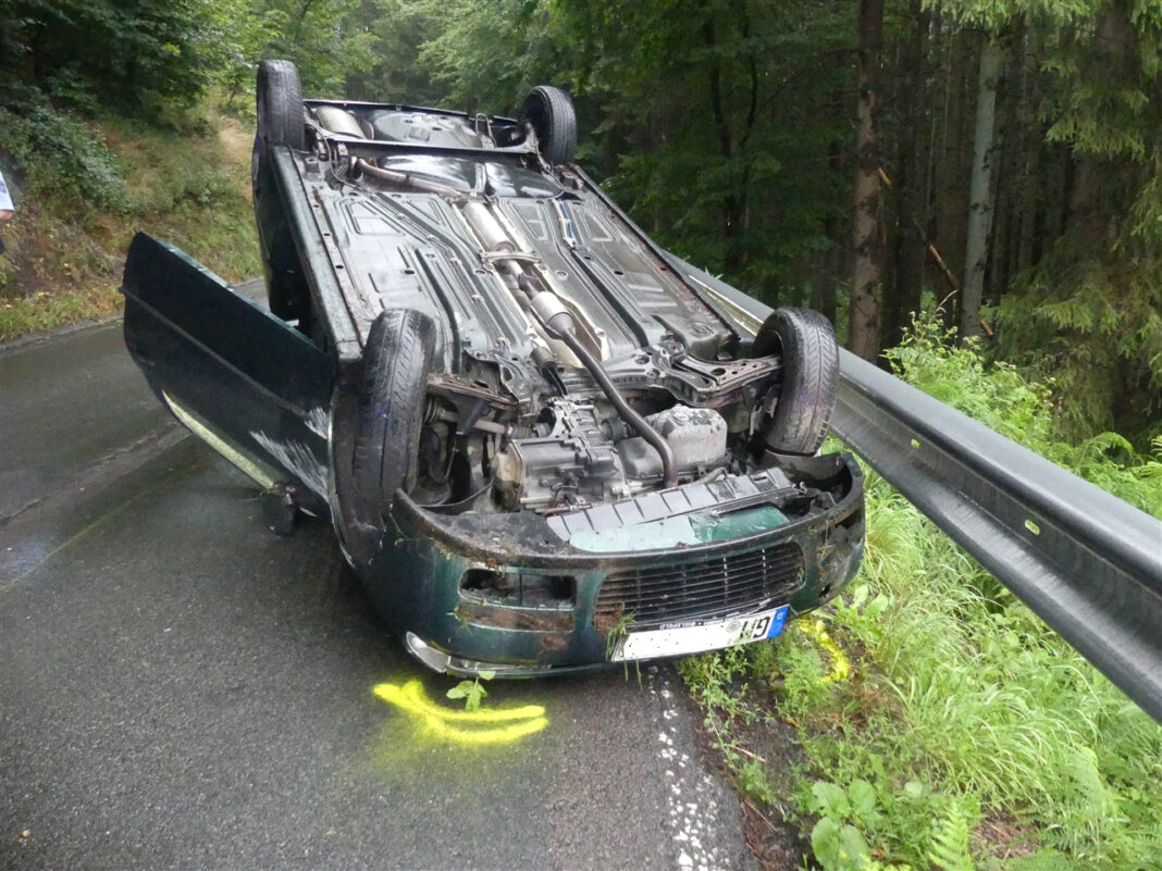 Das Auto der verunfallten 18-Jährigen auf der L145. Foto: Polizei Oberberg