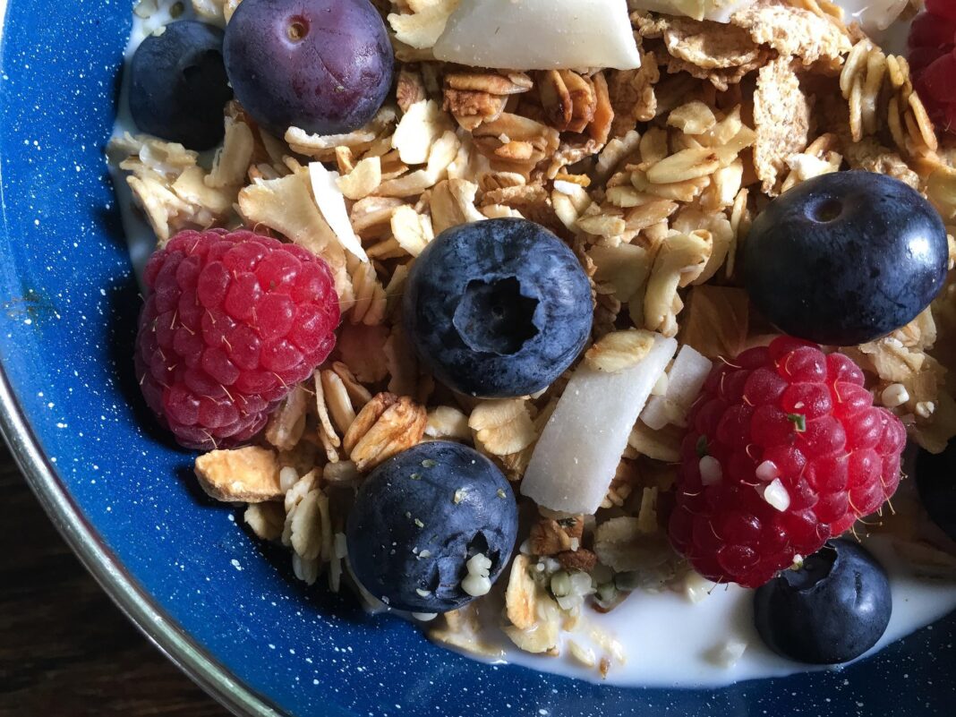 Müsli mit Früchten aus dem eigenen Garten.