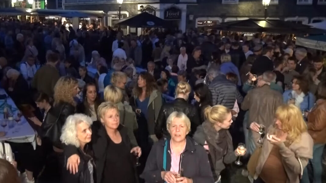 Das Sommer- und Winzerfest der LKG auf dem Alter Markt in Lennep. Screenshot: rs1.tv