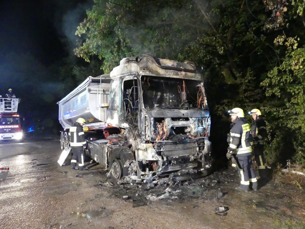 Die Sattelzugmaschine wurde durch den erneuten Brand vollständig zerstört. Foto: Polizei Oberberg