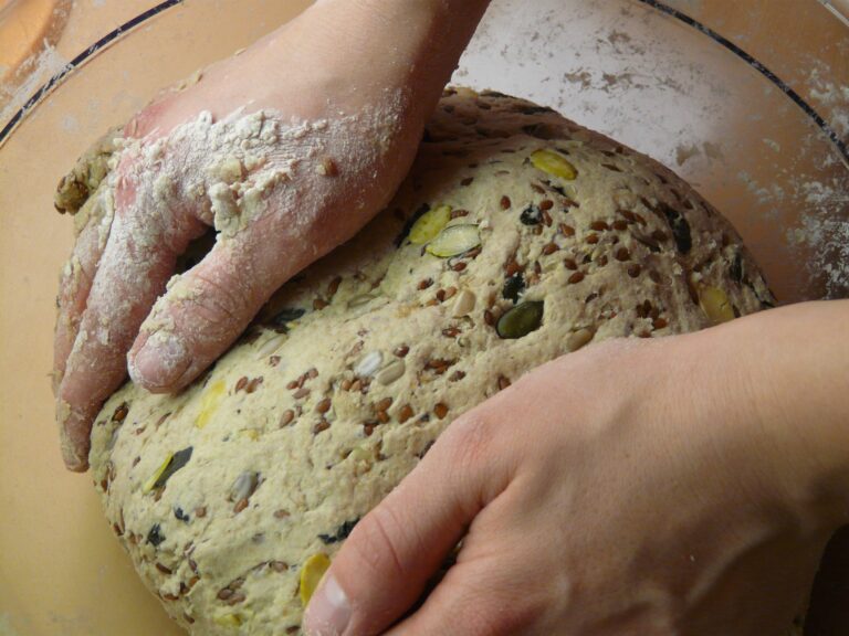 Kinder backen eigenes Brot
