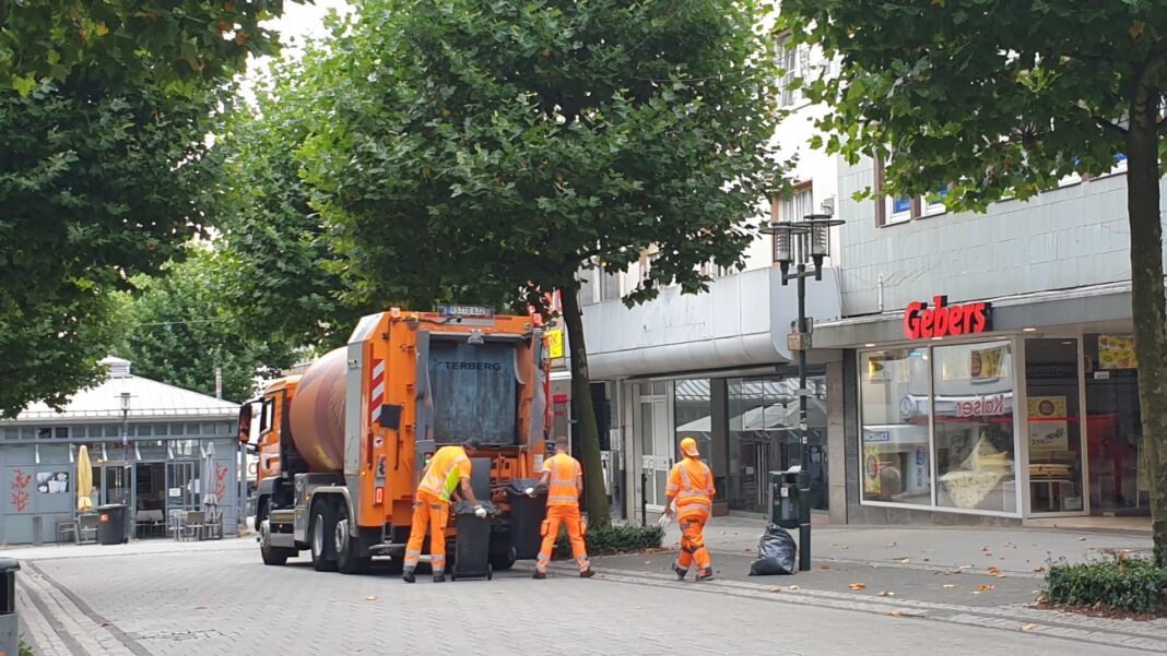 Müllabfuhr: Mitarbeiter der TBR im Einsatz auf der Alleestraße in Remscheid. Foto: Sascha von Gerishem