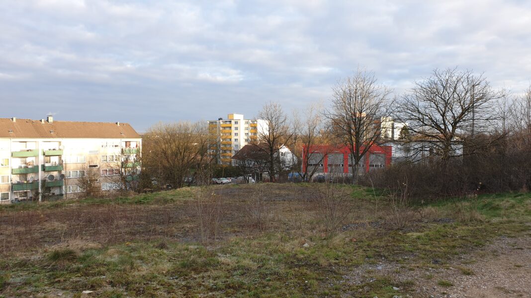 Das Gelände der ehemaligen Grundschule Eisernstein Am Schützenplatz in Lüttringhausen. Foto: Sascha von Gerishem