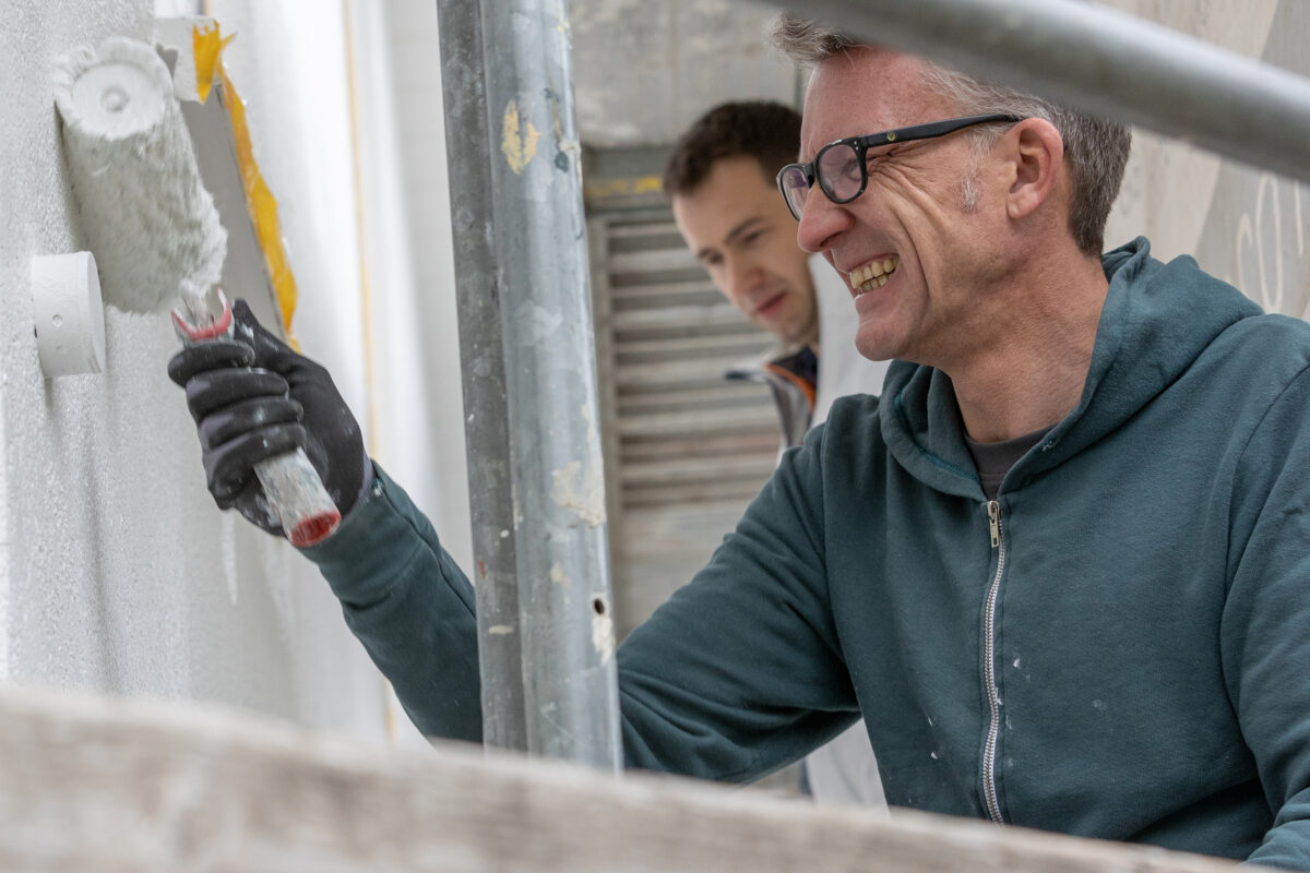 Der SPD-Landtagsabgeordnete Sven Wolf hat sichtlich Freude beim Malerpraktikum. Foto: Thomas E. Wunsch