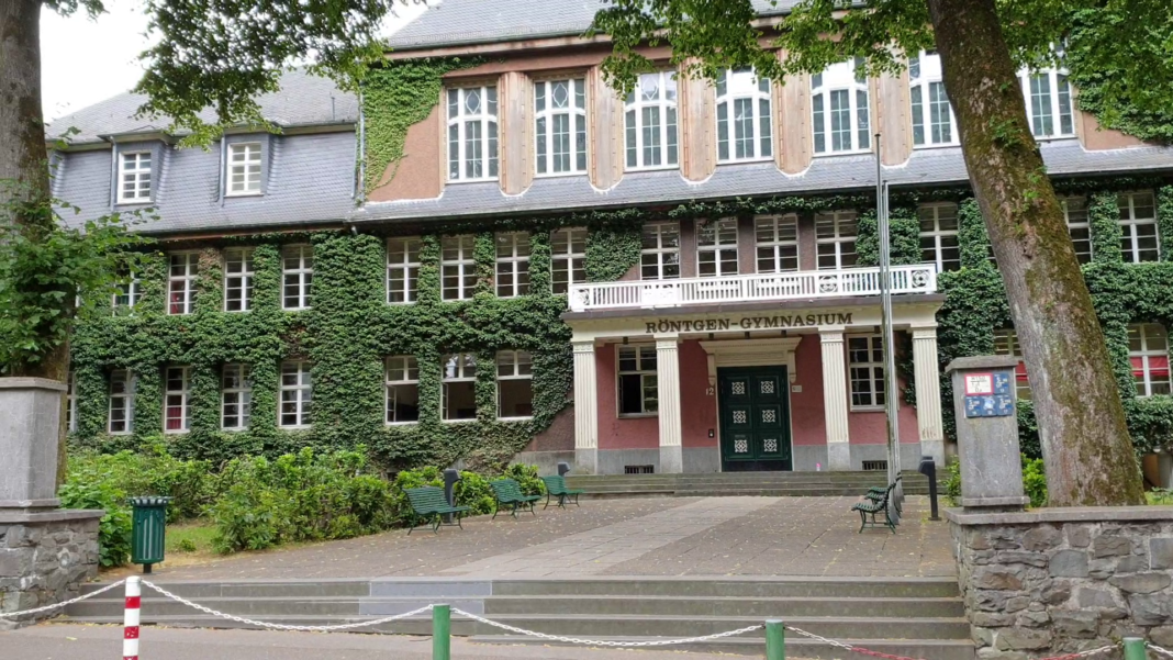 Das Lenneper Röntgen-Gymnasium befindet sich in der Röntgenstraße 12 in 42897 Remscheid. Foto: Sascha von Gerishem