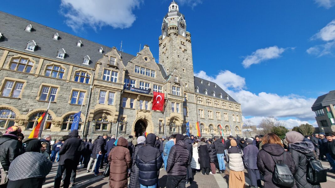Tausende Menschen fanden sich zum gemeinsamen Trauern bei der Solidaritätsversammlung der islamischen Gemeinden auf dem Rathausplatz ein. Foto: Sascha von Gerishem