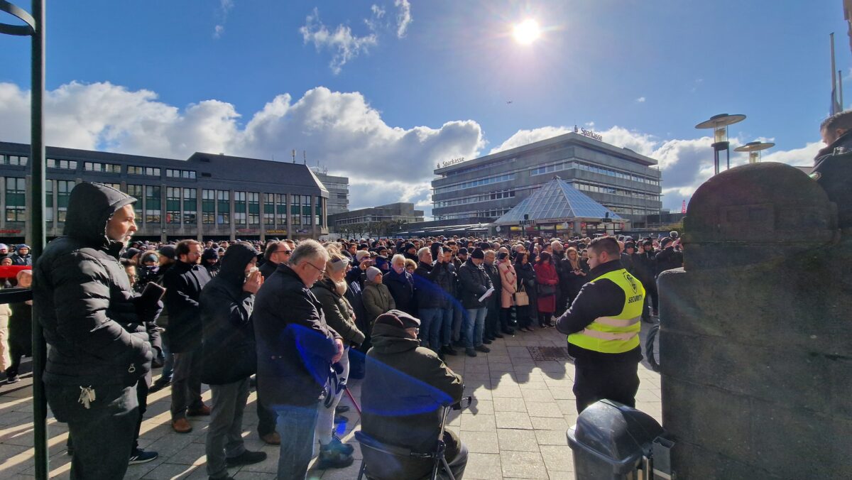 Tausende Trauernde vor dem Remscheider Rathaus vereint in Solidarität. Foto: Sascha von Gerishem