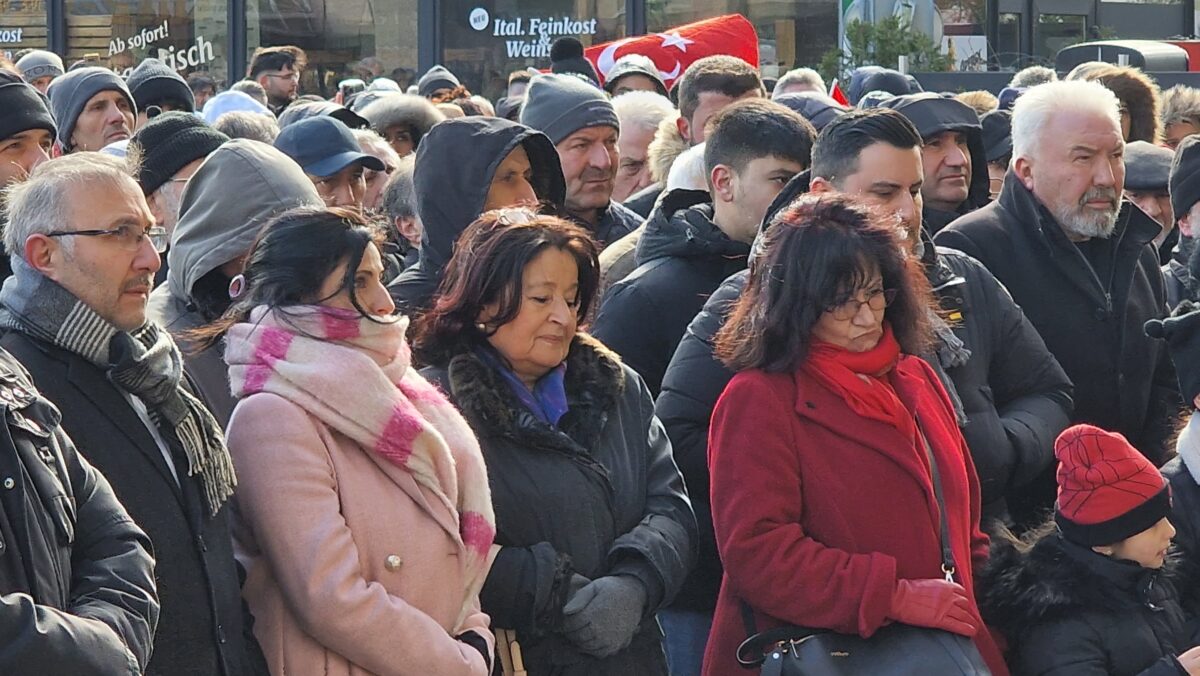 Integrationsratsvorsitzende Erden Ankay-Nachtwein folgte ergriffen den Gebeten. Foto: Sascha von Gerishem