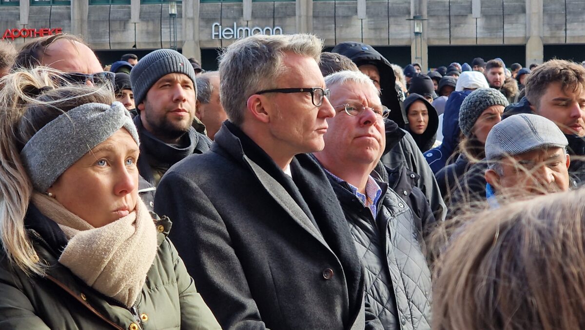 Sven Wolf und Jürgen Hardt unter den Trauernden. Foto: Sascha von Gerishem