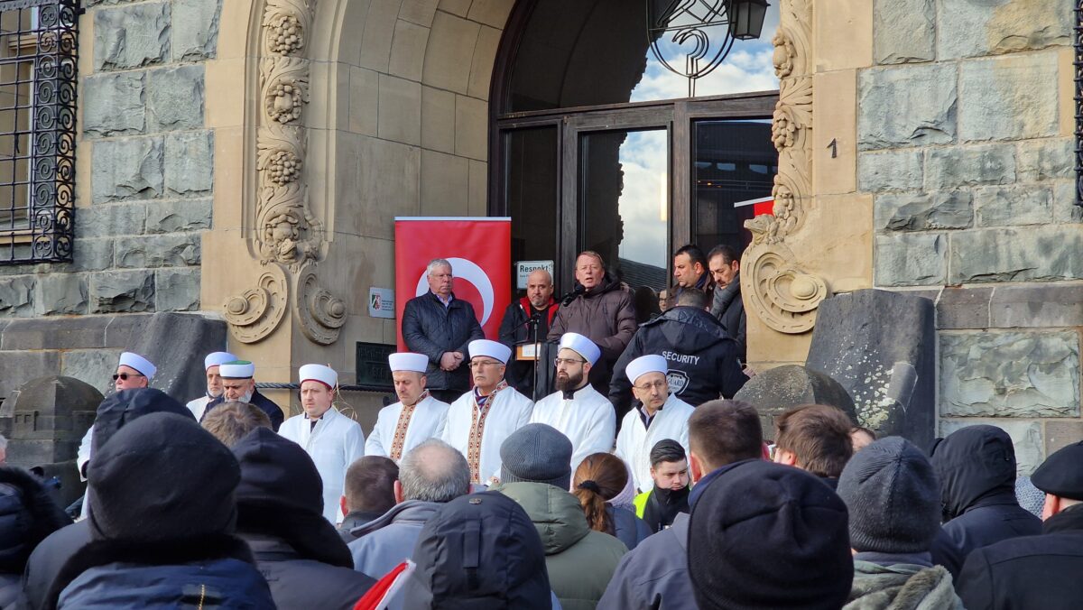 Remscheids Stadtvater Burkhard Mast-Weisz machte den Menschen Hoffnung und Mut. Foto: Sascha von Gerishem