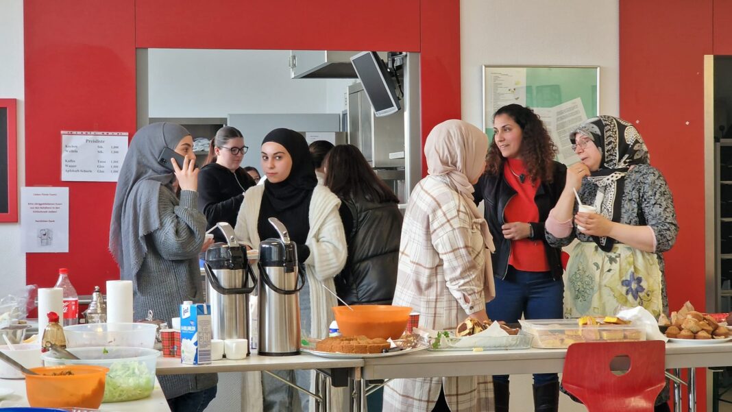 Fleißige Menschen in der Mensa der Alexander-von-Humboldt Realschule in Remscheid. Foto: Sascha von Gerishem