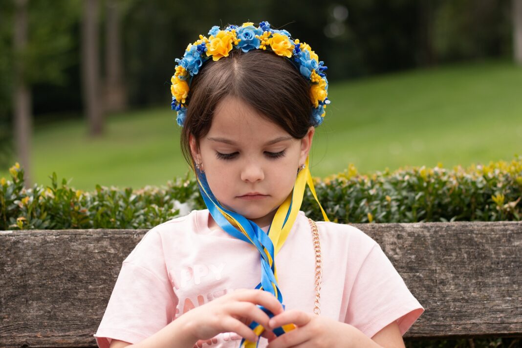 Kind mit Kopfschmuck in den Nationalfarben der Ukraine.