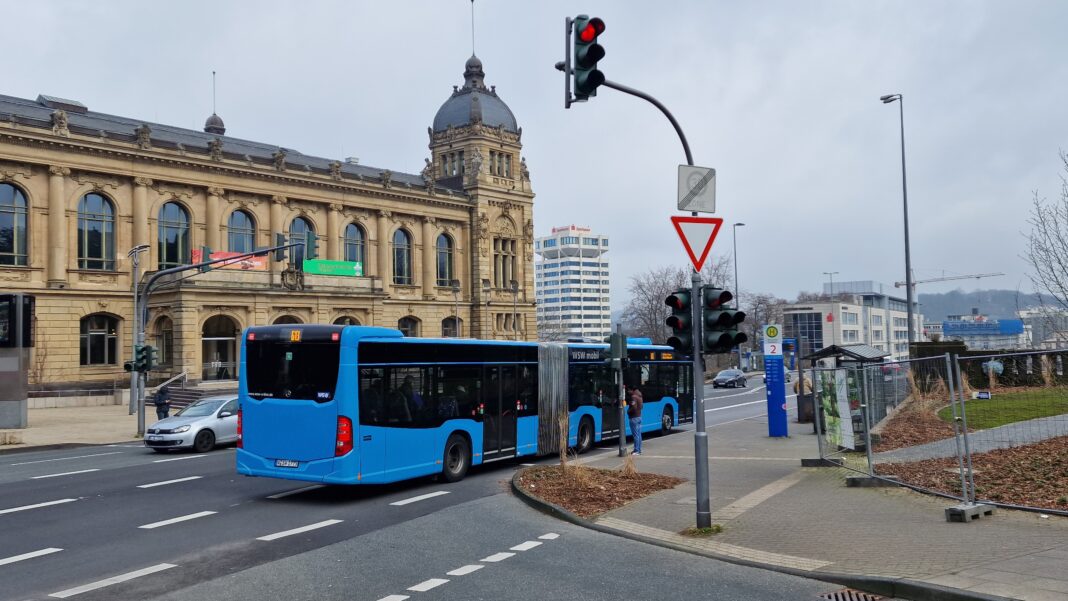 Ein Bus der WSW vor der Historischen Stadthalle, im Hintergrund der Turm der Stadtsparkasse Wuppertal. Foto: Sascha von Gerishem