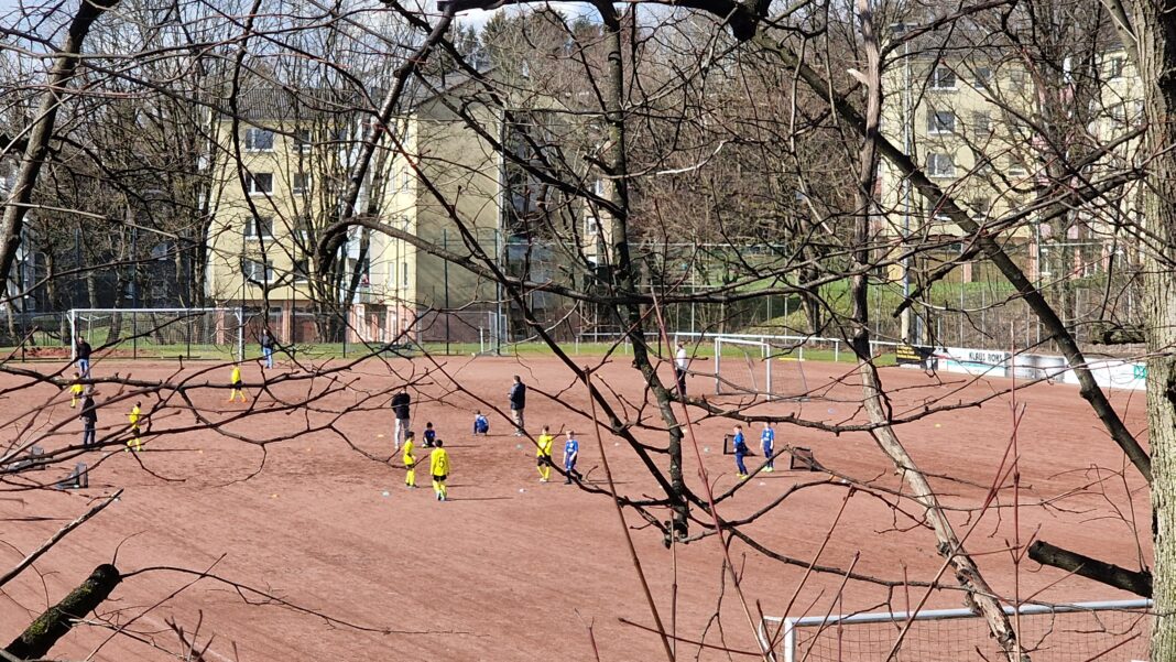 Juniorenfußball auf dem Sportplatz Neuenkamp. Foto: Sascha von Gerishem