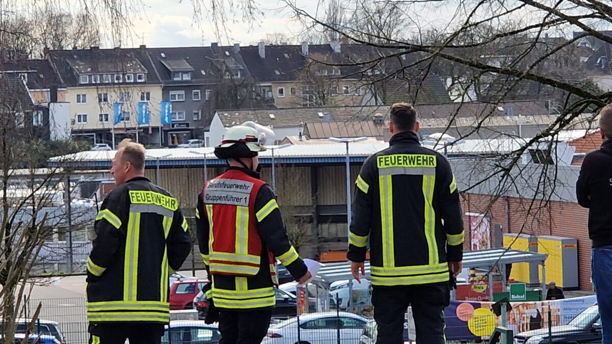 Zwischenzeitliche Aufregung vor Wettkampfstart: In der Sporthalle Neuenkamp roch es nach Heizöl oder anderen dieselartigen Dämpfen, so dass das Sportamt Remscheid die Feuerwehr hinzuzog, die alsbald Entwarnung gab. Die Geruchsbelästigung rührte von einer nahegelegenen Tankstelle, die per Tanklastzug Nachschub erhielt. Foto: Sascha von Gerishem