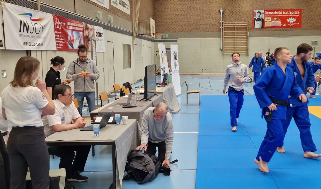 Die Vorbereitungen zur Judo-Bundesliga in der Sporthalle Neuenkamp laufen. Foto: Sascha von Gerishem