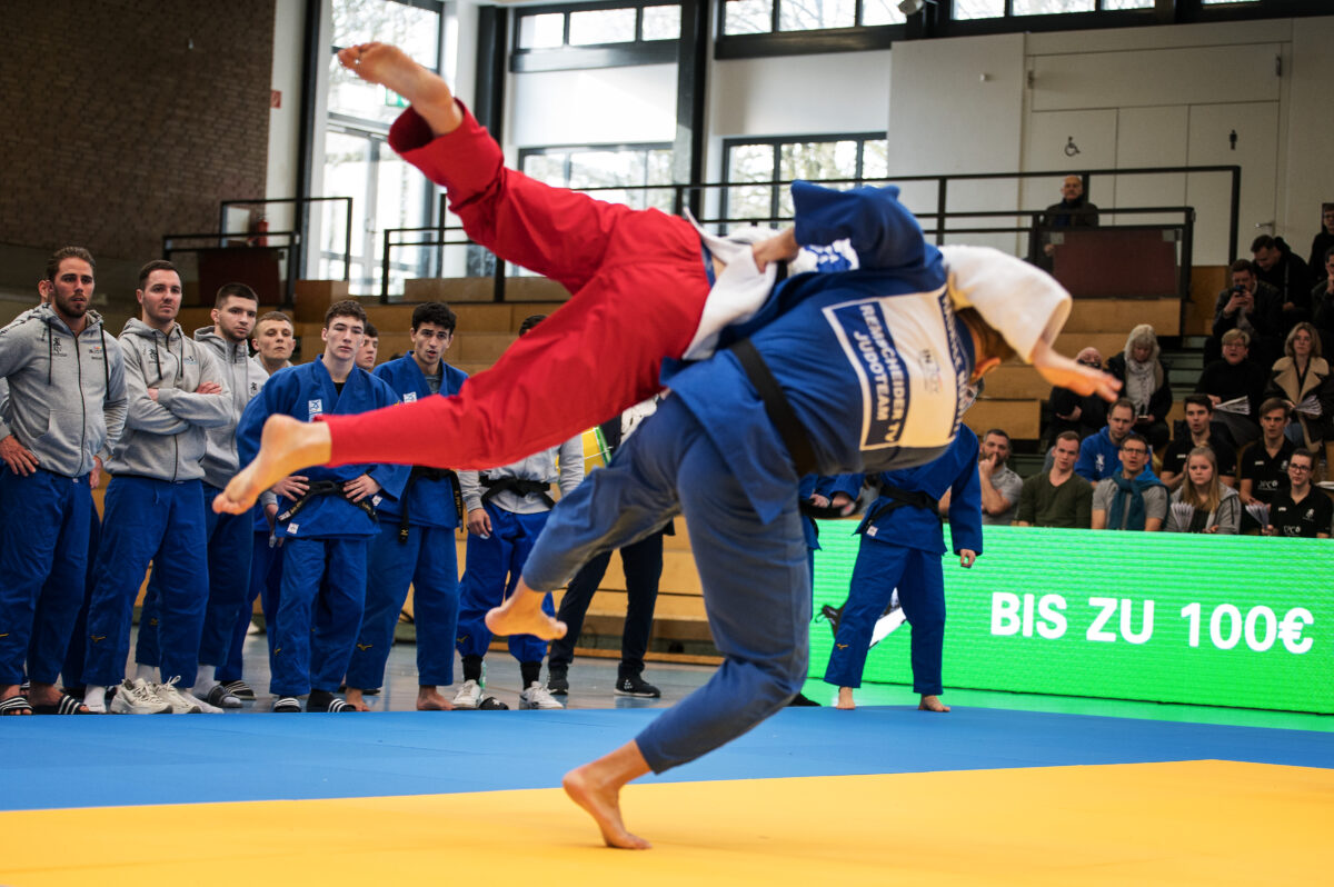 Starker Einsatz gegen Hamburg: Karl-Richard Frey (in blau) vom RTV-Judoteam. Foto: Jürgen Steinfeld