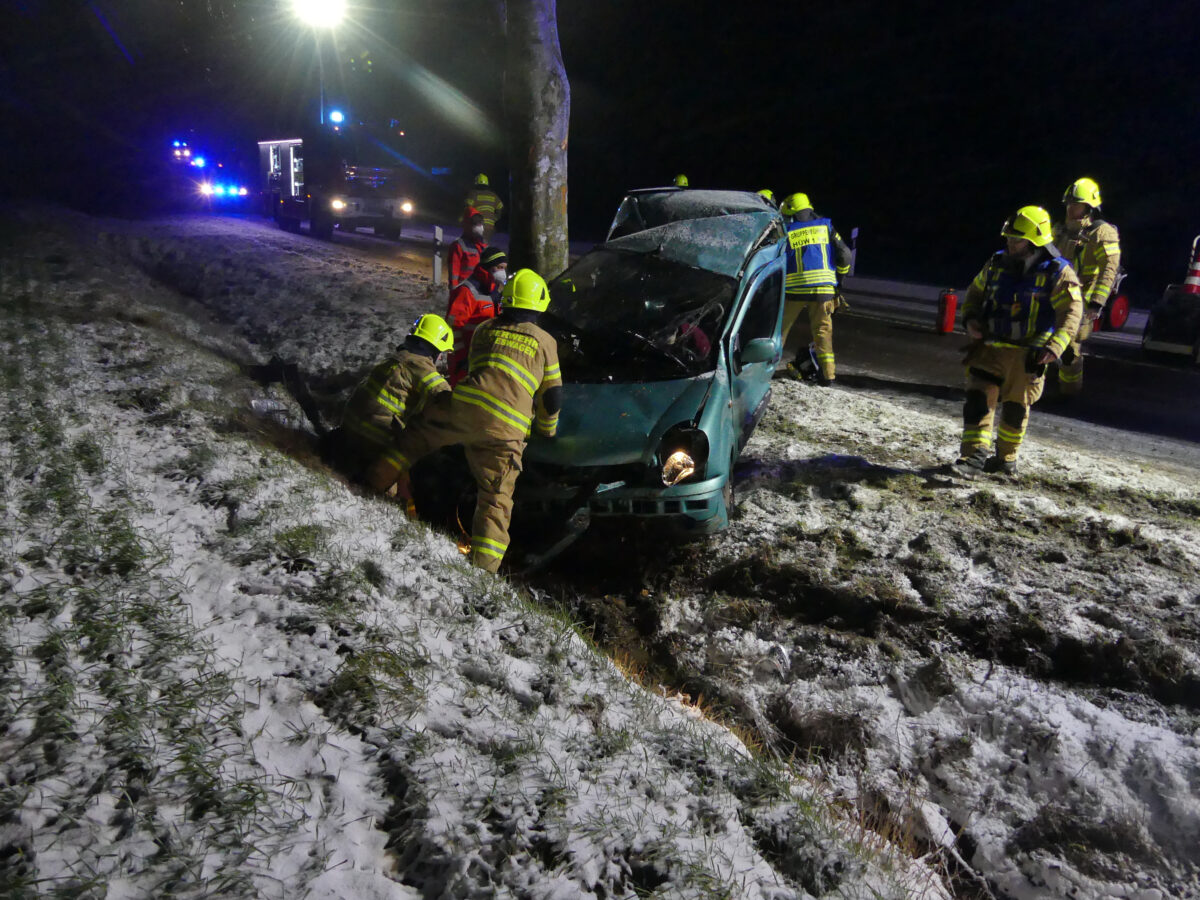 Der Fahrer war zunächst eingeklemmt und musste von der Feuerwehr befreit werden. Foto: Polizei Oberberg