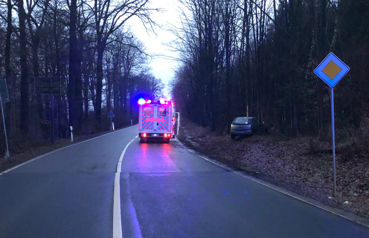 Der Opel Corsa landete frontal an einem Baum. Foto: Polizei Oberberg