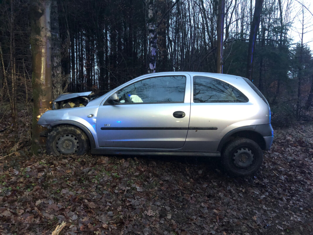 Der Fahrer zog sich leichte Verletzungen zu. An dem Opel entstand erheblicher Sachschaden. Foto: Polizei Oberberg