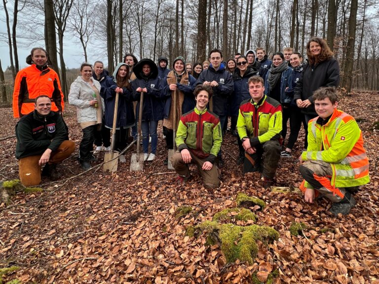 Junge Bäume für den Remscheider Wald