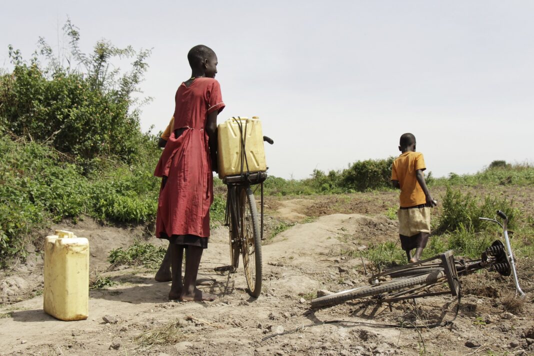In Uganda nicht ungewöhnlich: Wasser wird im Kanister geholt, wenn möglich auch gerne mit dem Rad. Foto: Charles Nambasi