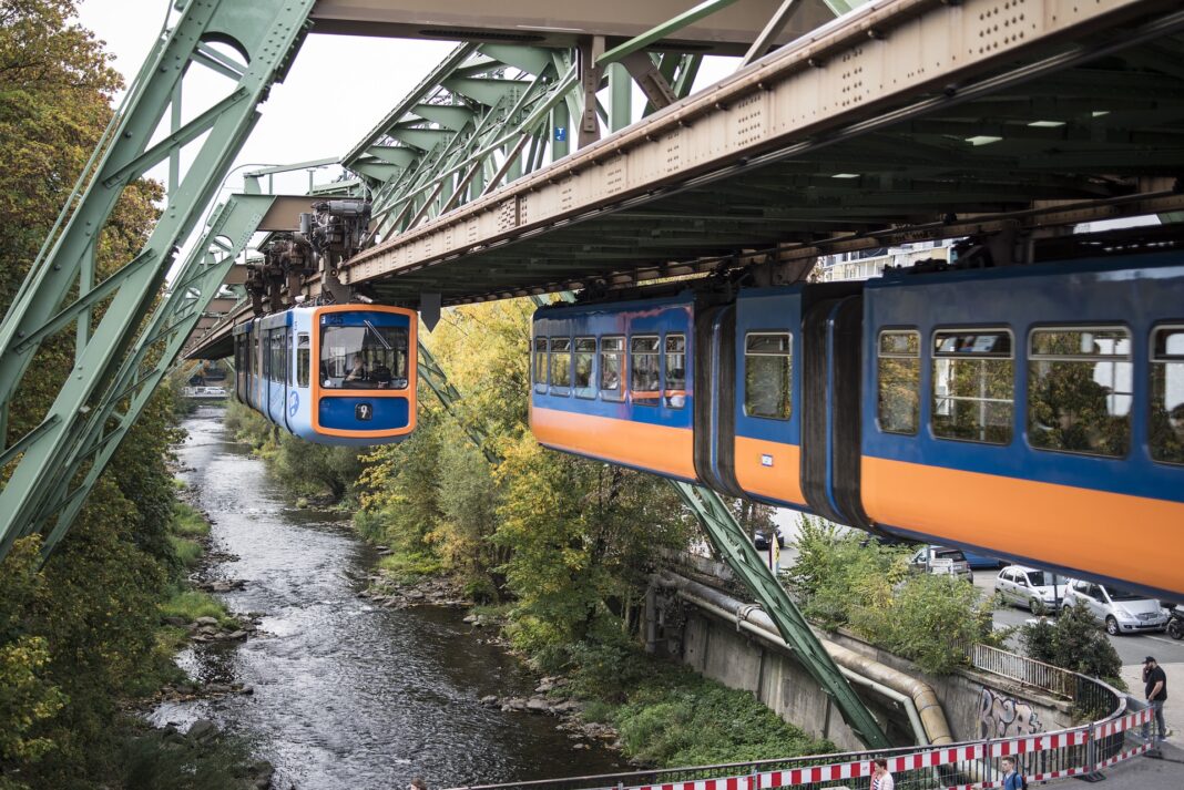 Wuppertal: Wasser in der Wupper und Schwebebahnen unterwegs. Foto: Guido Mengelberg