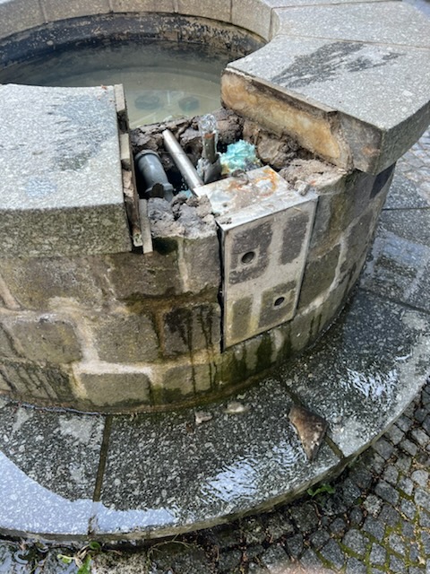 Vandalismus in Lennep: Die Gans vom Gänsebrunnen wurde erneut zum Opfer. Foto: Lennep Offensiv e.V.