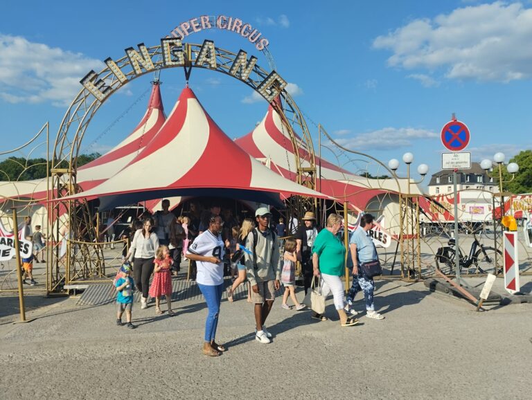 Der Zirkus ist in der Stadt