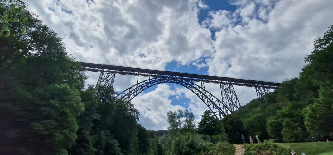 Brückenpark Müngsten mit Müngstener Brücke. Foto: Sascha von Gerishem
