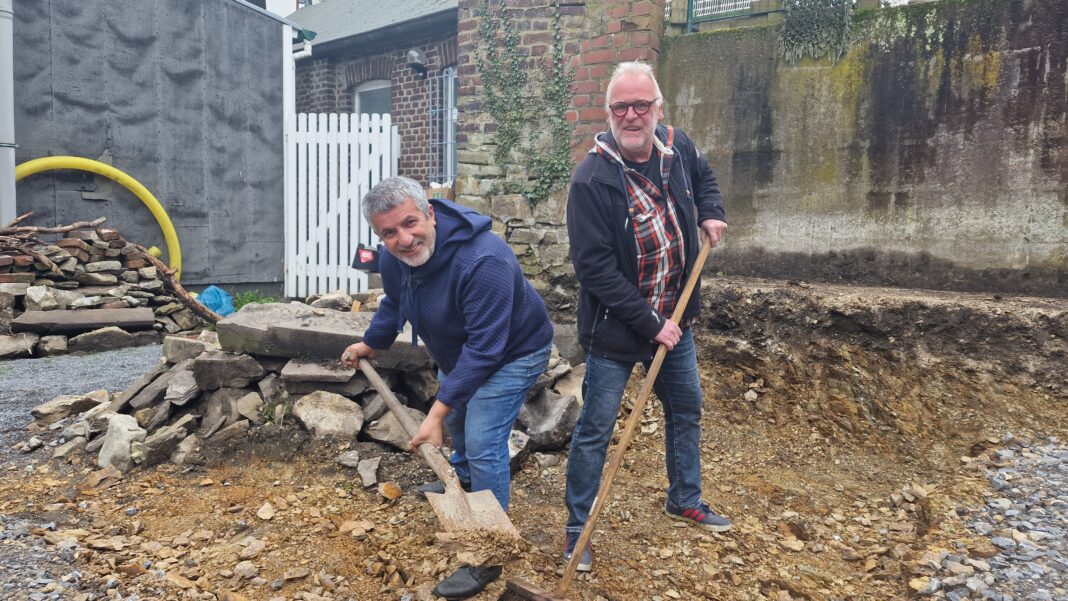 Aliaba Topbas und Heimatbundvorsitzender Bernhard Hoppe haben im künftigen Gartenlokal schon mal losgelegt. Foto: Sascha von Gerishem