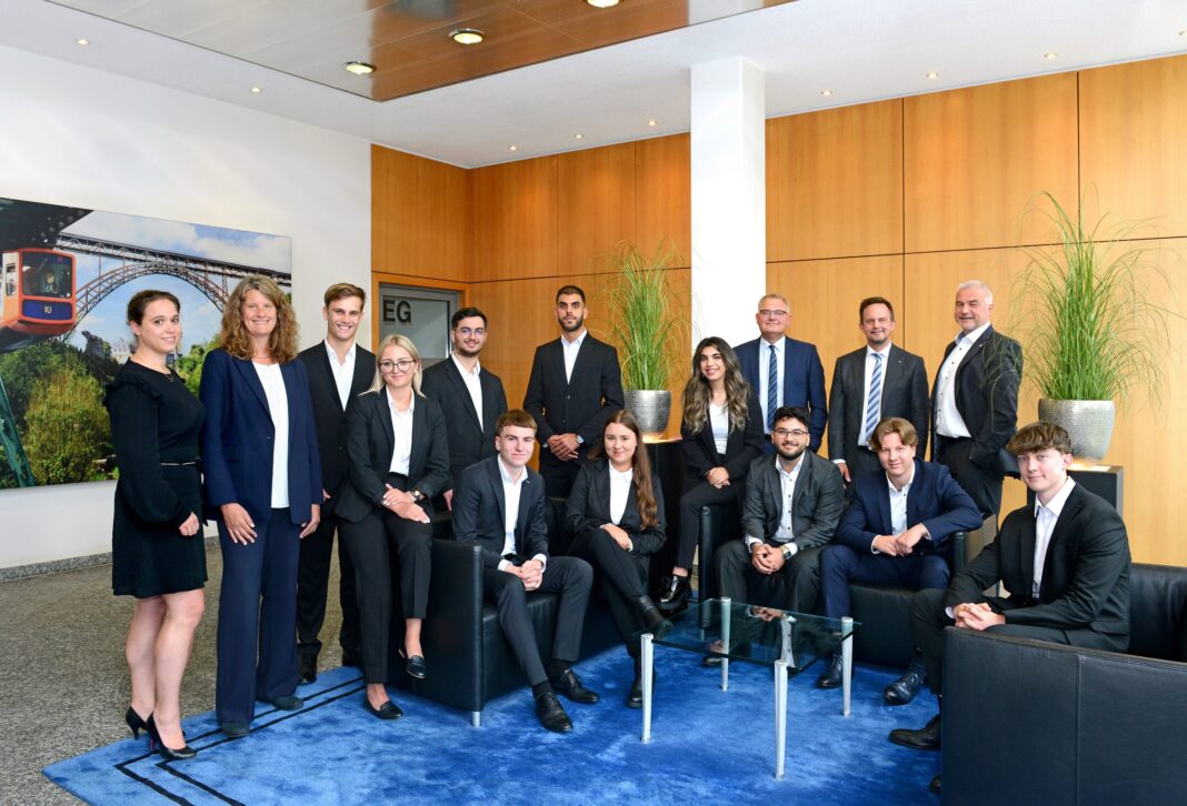 Die Volksbank begrüßt die neuen Auszubildenden (v.l.): Ramona Fresen und Daphne Alexander (Ausbildungsleitung), Alexander Oswald, Emilia Klon, Michele Dollero, Leon Musial, Mohammed Almendelawi, Kyra Winter, Betül Aybir, Vorstandsvorsitzender Andreas Otto, Amir Abdelkarim, Vorstand Christian Fried, Nicolai Krumsiek, Personalchef Thomas Willczek und Luca Klewer. Foto: Volksbank/Bettina Osswald