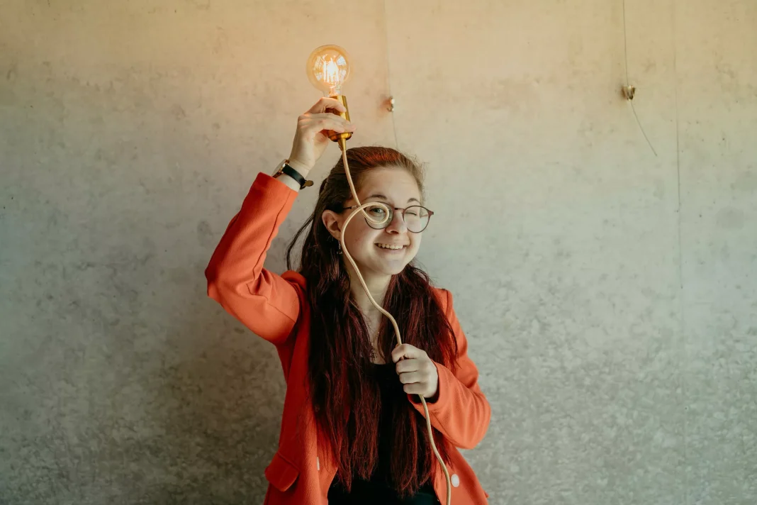 Anna Lisa Azur moderiert den ersten Poetry Slam im Remscheider Stadtpark. Foto: Ronja Ziemann