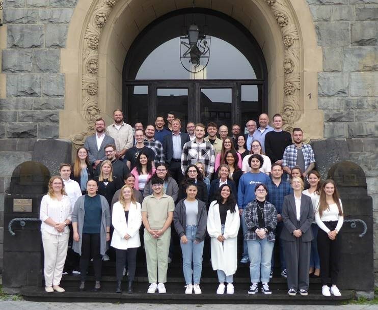 Gruppenfoto vor dem Rathaus: 35 Azubis begannen ihre Ausbildung bei der Stadt Remscheid. ©Stadt Remscheid