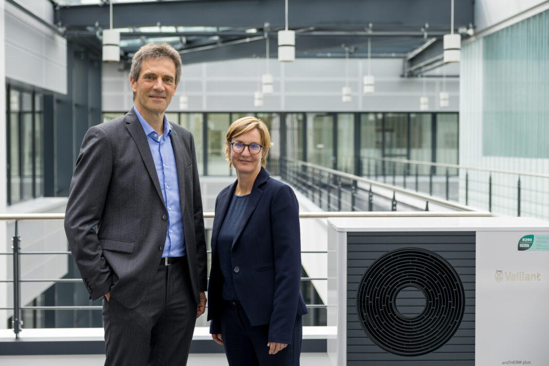 Barbara Gruner, Vorständin SOS-Kinderdörfer weltweit, und Dr.-Ing. Norbert Schiedeck, Vaillant Group CEO. Foto: SOS-Kinderdörfer weltweit / Vaillant Group