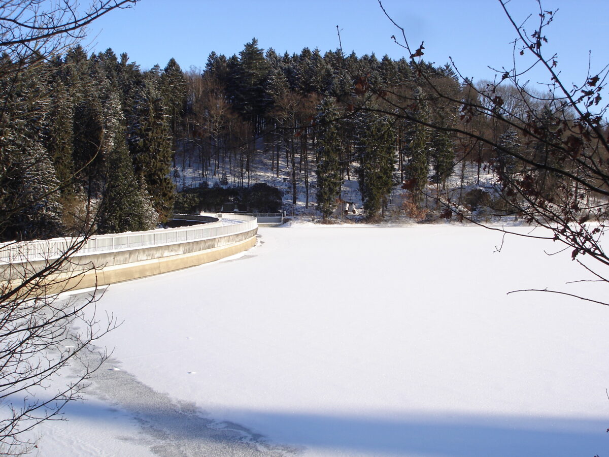 Die Eschbachtalsperre im Winter. Foto: EWR GmbH