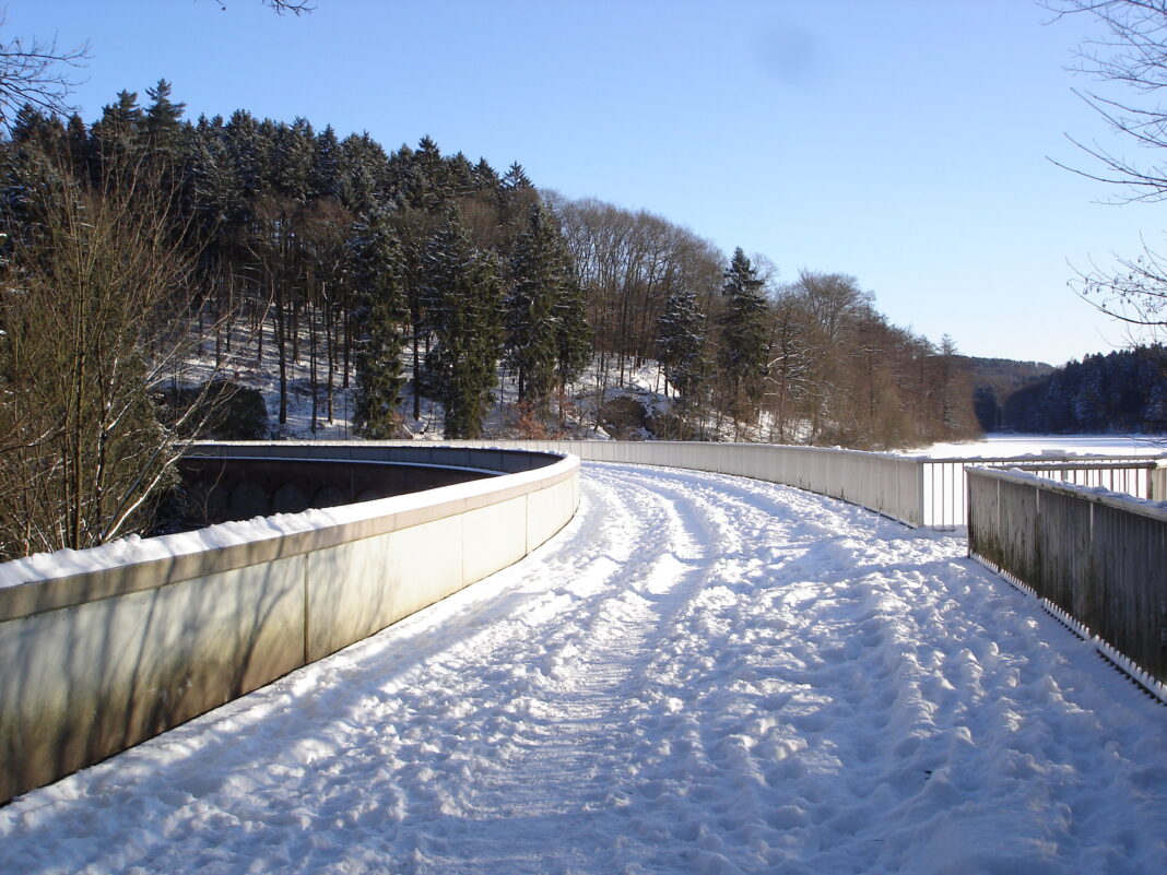 Die Eschbachtalsperre im Winter. Foto: EWR GmbH