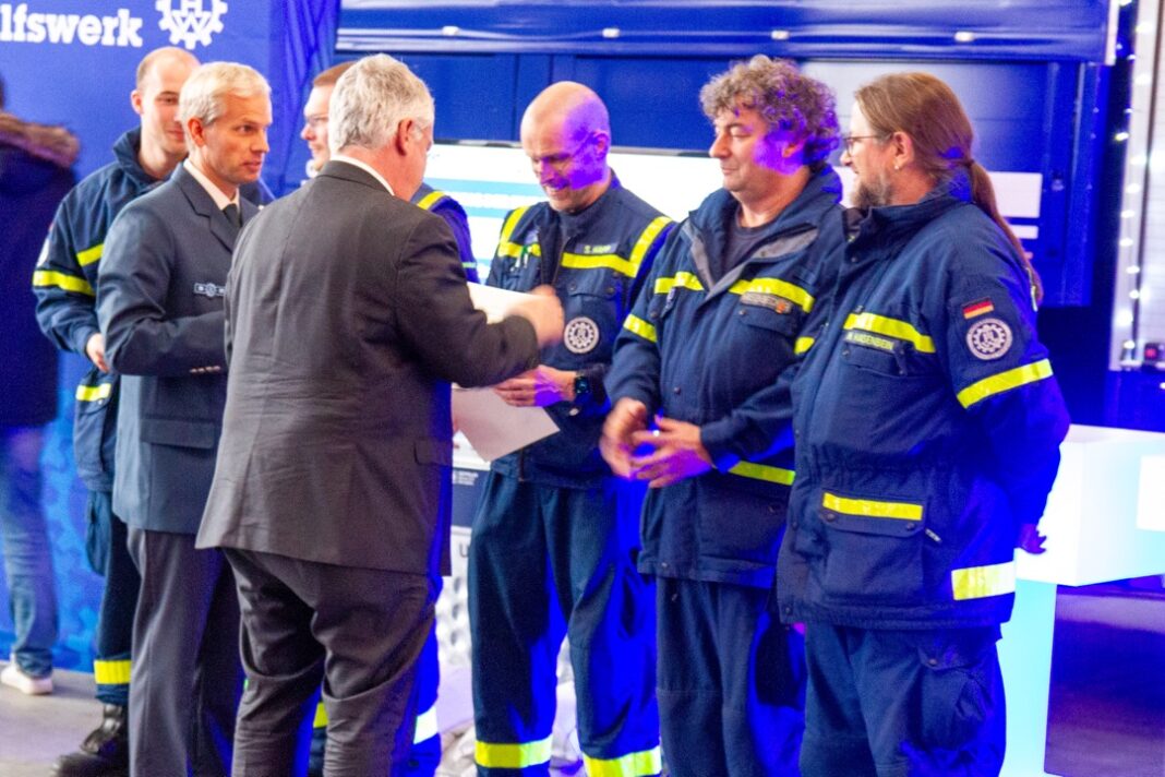 Verleihung der Einsatzmedaille „Fluthilfe 2021“ an das THW Remscheid durch MdB Jürgen Hardt. Foto: THW OV Remscheid