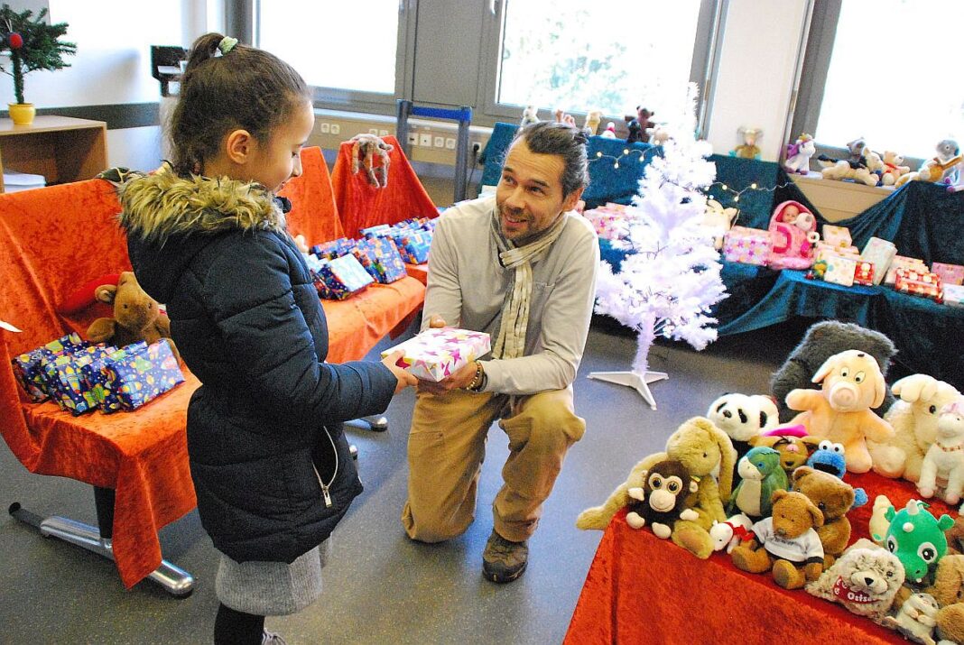 Sascha von Schwedler von der Toys Company übergibt ein Geschenk. Foto: Stadt Solingen