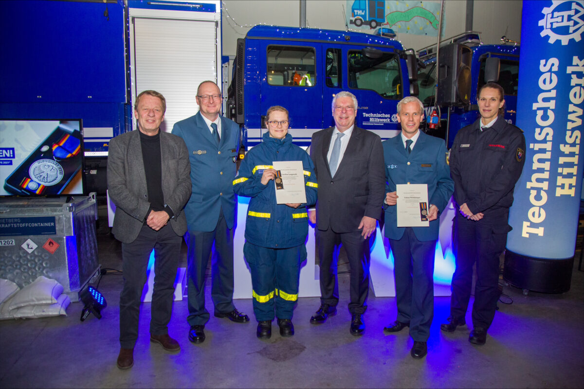 Posieren für die Kamera mit Oberbürgermeister Burkhard Mast-Weisz (li.) und Jürgen Hardt (3.v.r.) bei der Verleihung der Einsatzmedaille „Fluthilfe 2021“ an das THW Remscheid. Foto: THW OV Remscheid