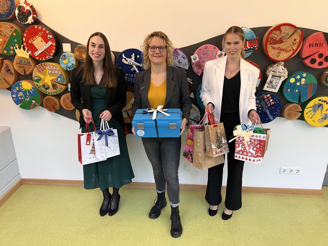 Hospiz-Leiterin Kerstin Wülfing (Mitte) freut sich über die Spenden der Volksbank-Azubis, die Sabrina Raupach (l.) und Melanie Beckmann überbrachten. Foto: Volksbank