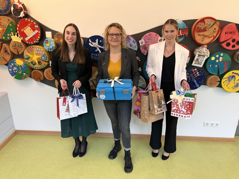 VoBa-Azubis: Geschenktüten fürs Kinderhospiz Burgholz