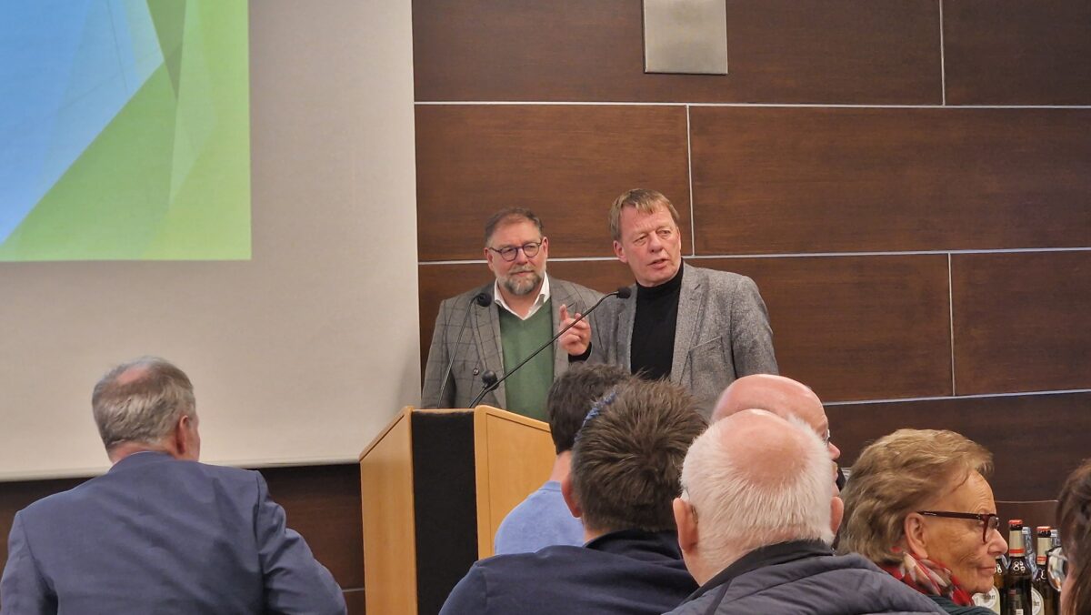 Baudezernent Peter Heinze und Oberbürgermeister Burkhard Mast-Weisz (v.l.). Foto: Sascha von Gerishem