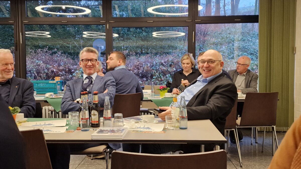 Beste Stimmung in der "roten Kurve": Lüttringhausens Berzirksbürgermeister Jürgen Heuser, Landtagsabgeordneter Sven Wolf und Bundestagsabgeordneter Ingo Schäfer (alle SPD). Foto: Sascha von Gerishem