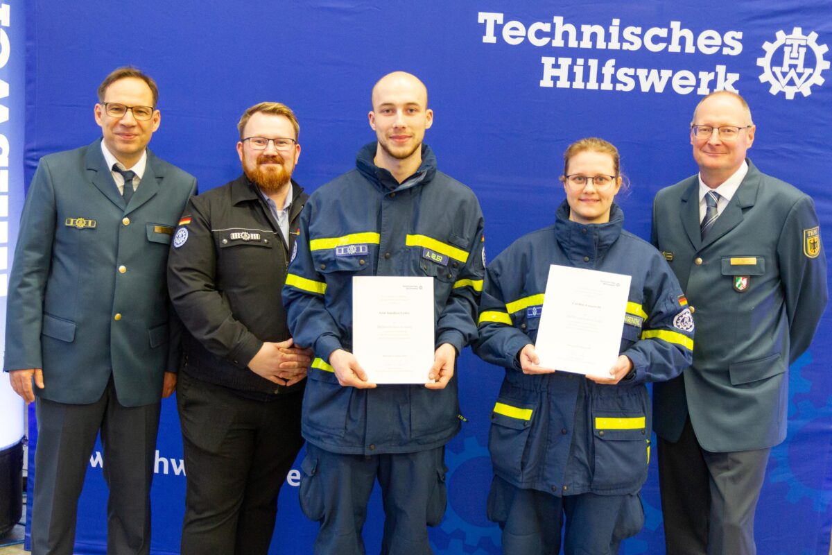 Helferinnen und Helfer des THW Remscheid für besonderes und langjähriges Engagement ausgezeichnet. Foto: THW OV Remscheid